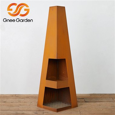 Сталевий камін Corten у дворі
